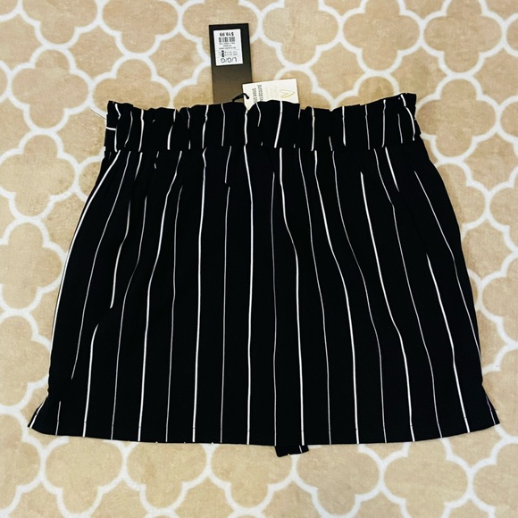 Cute Black with white pin stripe Skirt - Picture 4 of 6